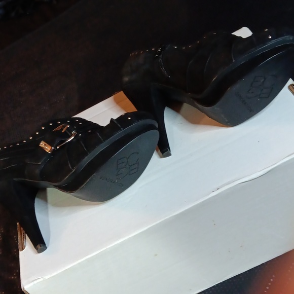 BCBG Generation Silver Studded Black Suede Booties With Buckles (8) GUC - Picture 10 of 13